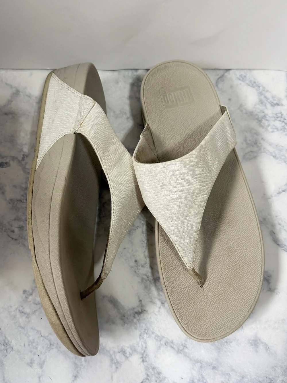 Fitflop Lulu sliver white metallic reptile shimmer thing sandals size 10